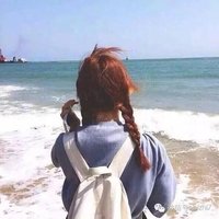 大海畔看潮的旅客